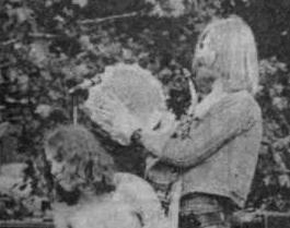 nik&tel.jpg (11202 bytes)